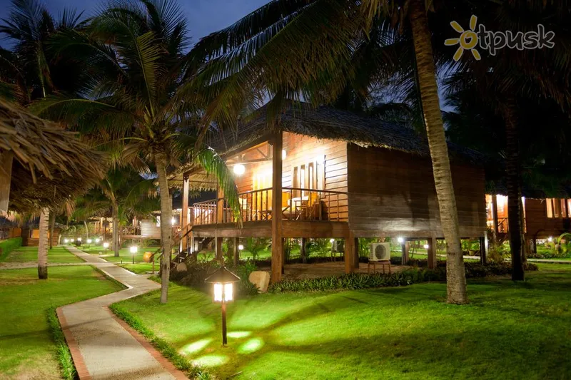 Фото отеля Coco Beach Resort 3* Фантьет Вьетнам экстерьер и бассейны