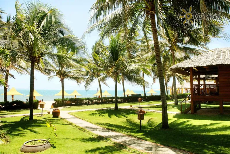 Фото отеля Coco Beach Resort 3* Фантьет Вьетнам экстерьер и бассейны