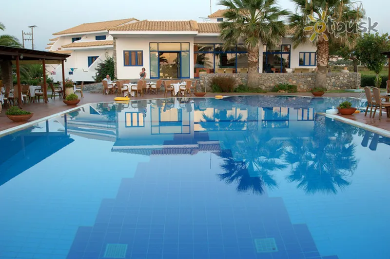 Фото отеля Oasis Hotel 3* Peloponesas Graikija išorė ir baseinai