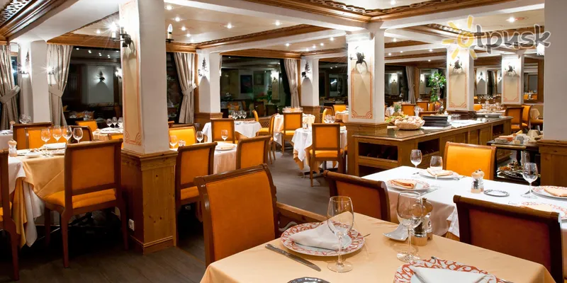 Фото отеля Les Sherpas Hotel 3* Куршевель Франция бары и рестораны