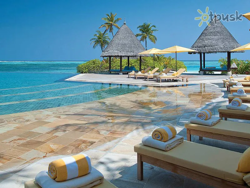Фото отеля Four Seasons Resort Maldives at Kuda Huraa 5* Ziemeļu Males atols Maldīvija ārpuse un baseini