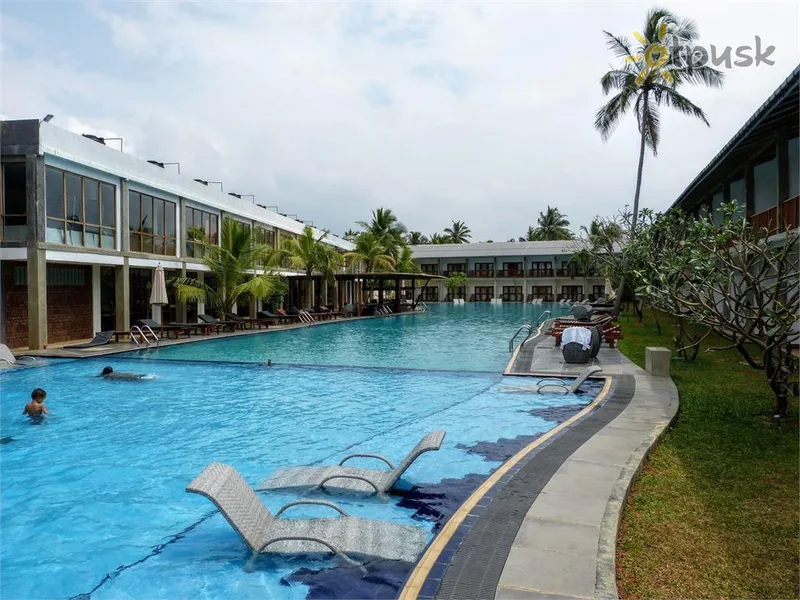Фото отеля Carolina Beach Hotel 3* Чилау Шри-Ланка экстерьер и бассейны