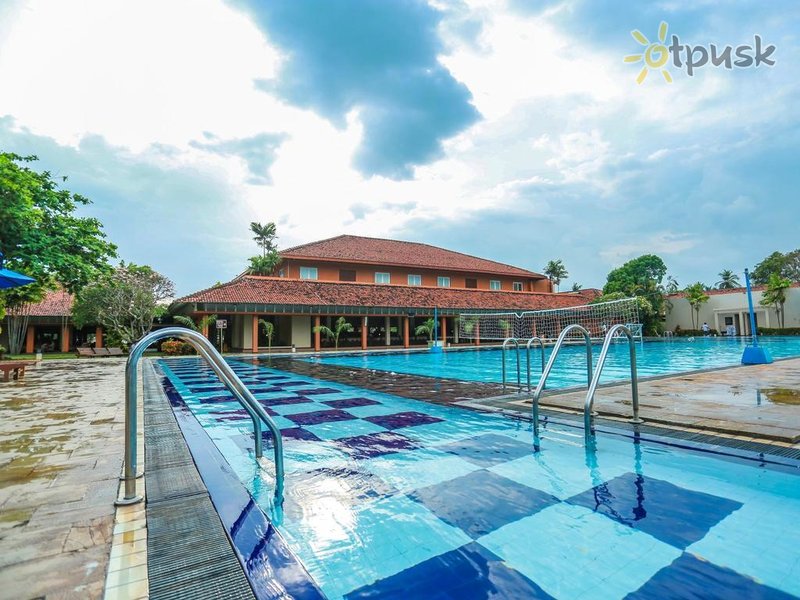 Фото отеля Club Palm Bay 4* Маравила Шри-Ланка экстерьер и бассейны