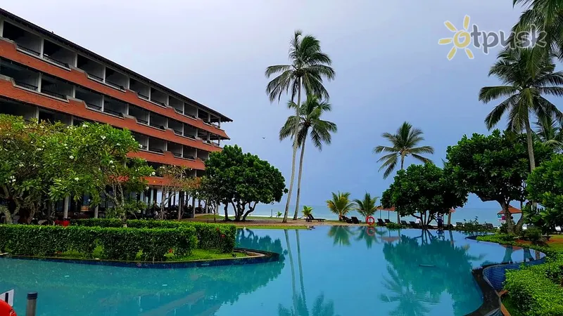 Фото отеля Hikka Tranz by Cinnamon 4* Хиккадува Шри-Ланка экстерьер и бассейны