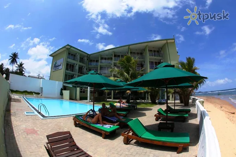 Фото отеля Hikkaduwa Beach Hotel 3* Hikaduva Šri Lanka išorė ir baseinai