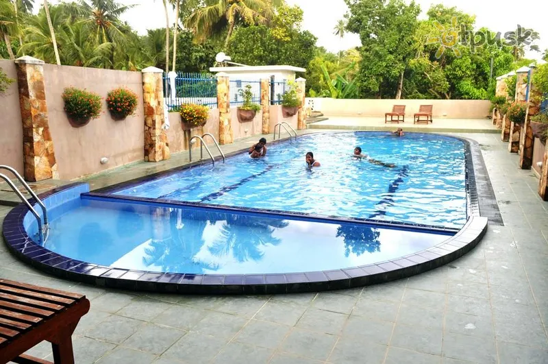 Фото отеля Lavendish Beach Resort 2* Унаватуна Шрі Ланка екстер'єр та басейни