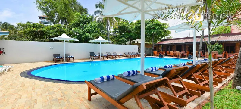 Фото отеля Paradise Beach Hotel 3* Negombo Šri Lanka išorė ir baseinai