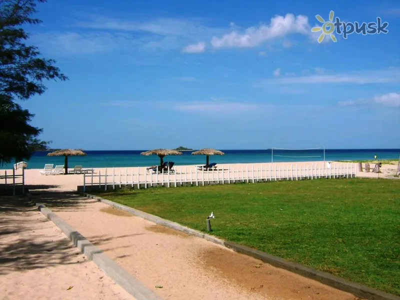 Фото отеля Pigeon Island Resort 3* Трінкомалі Шрі Ланка пляж