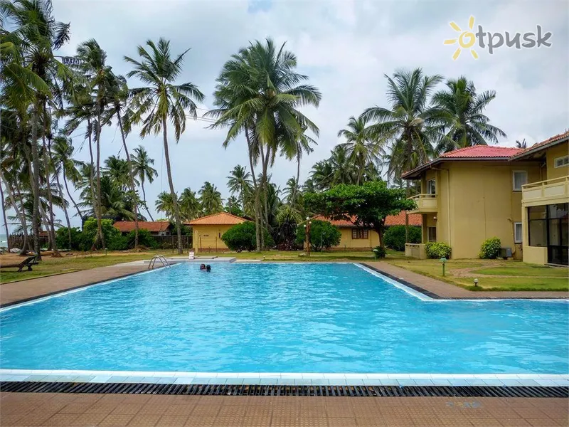 Фото отеля Sanmali Beach Hotel 2* Maravila Šri Lanka išorė ir baseinai
