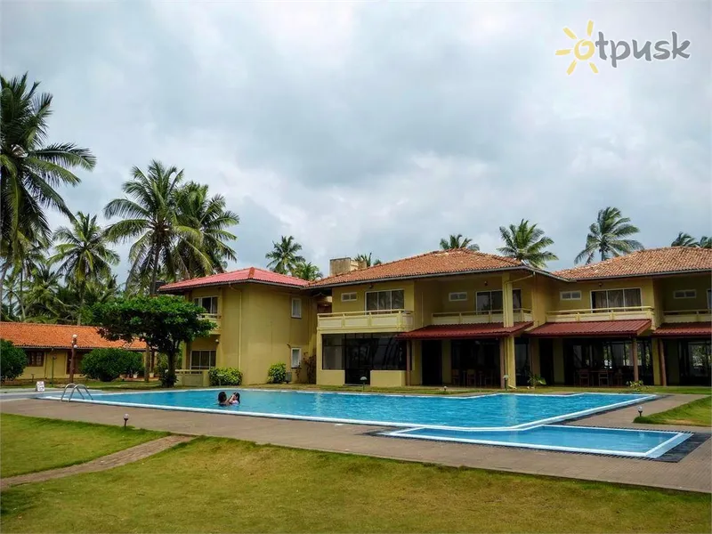 Фото отеля Sanmali Beach Hotel 2* Maravila Šri Lanka išorė ir baseinai