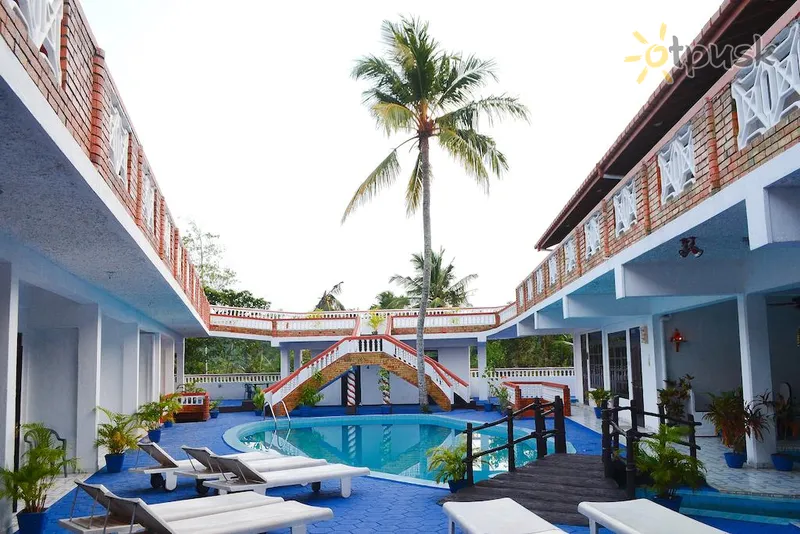Фото отеля Thai Lanka Hotel 2* Хиккадува Шри-Ланка экстерьер и бассейны