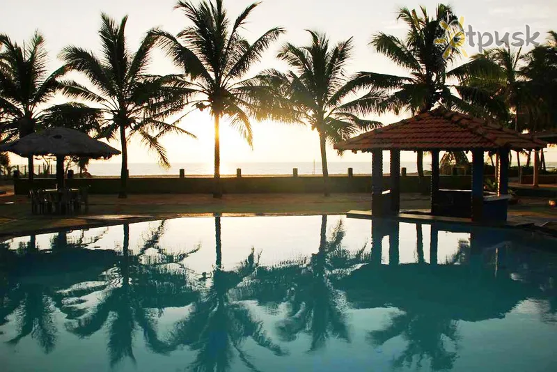 Фото отеля The Cosy Beach 3* Маравила Шри-Ланка экстерьер и бассейны