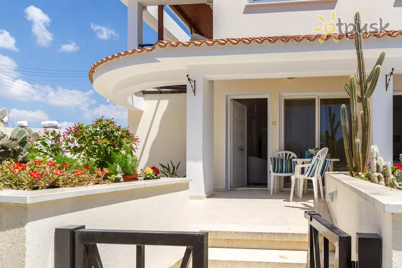 Фото отеля Larnaca Golden Beach Apts 4* Ларнака Кіпр екстер'єр та басейни