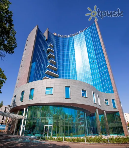 Фото отеля DoubleTree by Hilton Yerevan City Centre 4* Єреван Вірменія екстер'єр та басейни