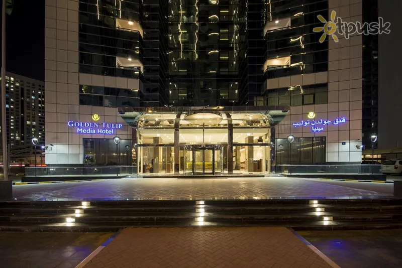 Фото отеля Golden Tulip Media Hotel 4* Дубай ОАЭ экстерьер и бассейны