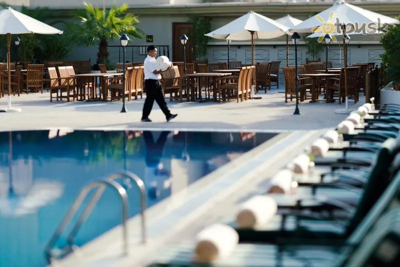 Фото отеля Mövenpick Hotel & Apartments Bur Dubai 5* Dubajus JAE išorė ir baseinai
