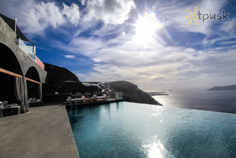 Фото отеля West East Suites 5* Santorini Graikija išorė ir baseinai