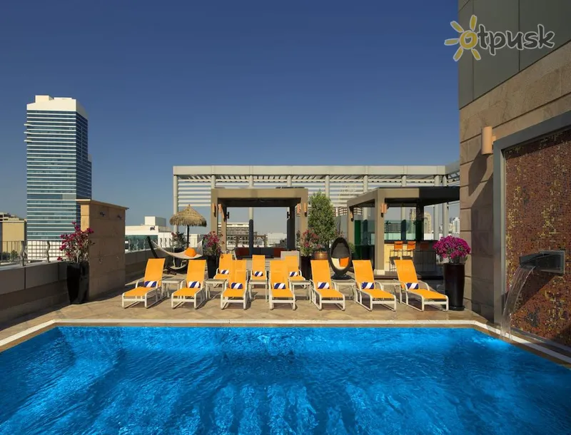 Фото отеля Radisson Blu Hotel Dubai Media City 5* Дубай ОАЭ экстерьер и бассейны