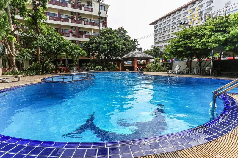 Фото отеля Mermaid's Beach Resort Jomtien 3* Паттайя Таиланд экстерьер и бассейны