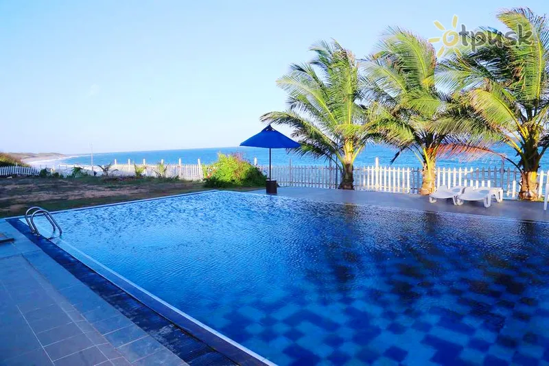 Фото отеля Peacock Beach Hotel 4* Хамбантота Шрі Ланка екстер'єр та басейни