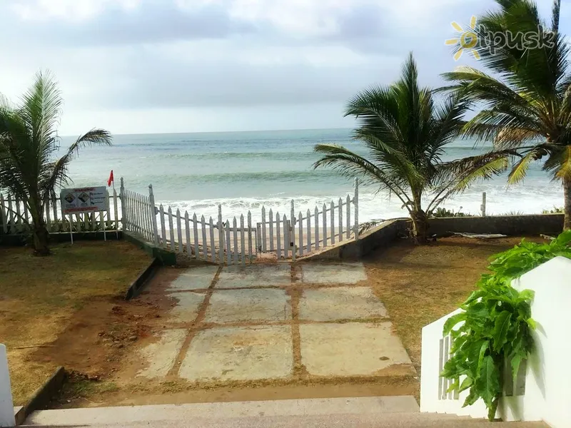 Фото отеля Peacock Beach Hotel 4* Хамбантота Шрі Ланка пляж