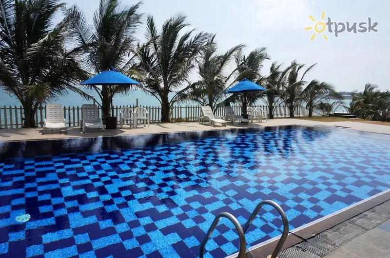 Фото отеля Peacock Beach Hotel 4* Хамбантота Шрі Ланка екстер'єр та басейни
