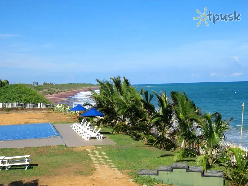 Фото отеля Peacock Beach Hotel 4* Хамбантота Шри-Ланка экстерьер и бассейны