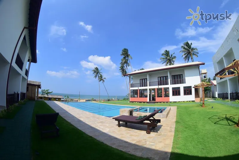 Фото отеля Sea Mountain Hotel 2* Маравила Шри-Ланка экстерьер и бассейны