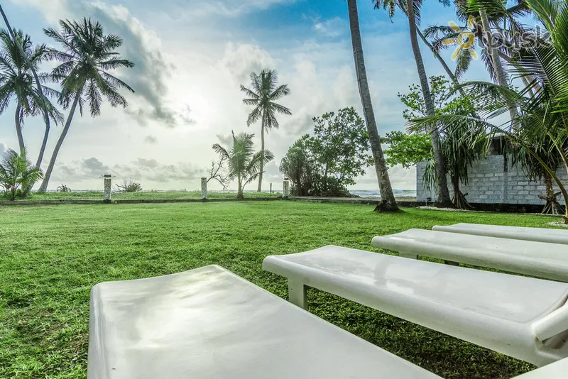 Фото отеля Akurala Beach Boutique Resort 3* Хиккадува Шри-Ланка экстерьер и бассейны