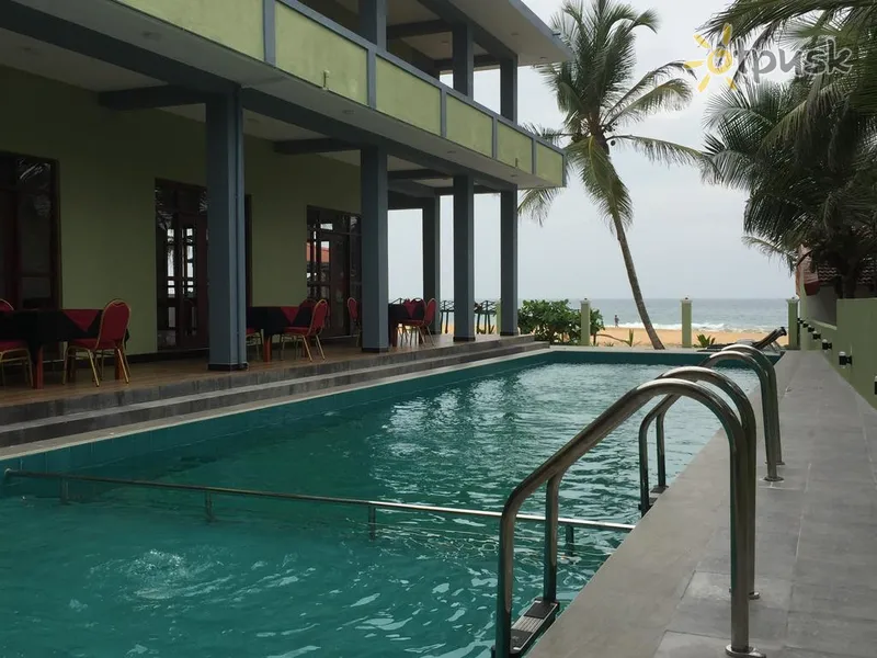 Фото отеля Serenade Beach Hotel 3* Хиккадува Шри-Ланка экстерьер и бассейны