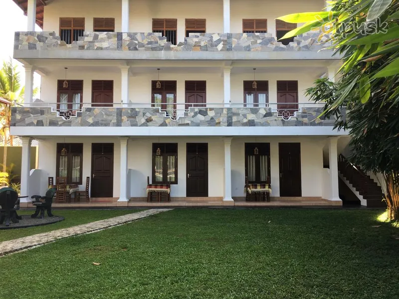 Фото отеля Villa De White Sambur 3* Хиккадува Шри-Ланка экстерьер и бассейны