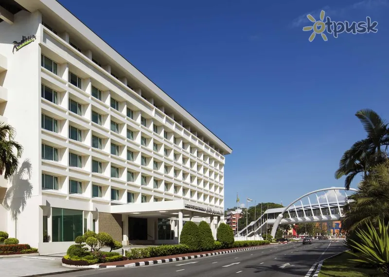 Фото отеля Radisson Hotel Brunei Darussalam 5* Бандар-Сери-Бегаван Бруней экстерьер и бассейны