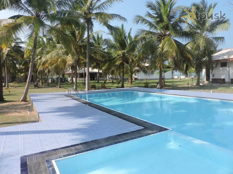 Фото отеля Pearl Oceanic Resort 3* Тринкомали Шри-Ланка экстерьер и бассейны