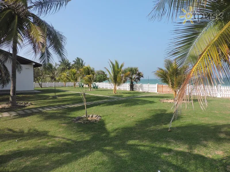 Фото отеля Pearl Oceanic Resort 3* Трінкомалі Шрі Ланка екстер'єр та басейни
