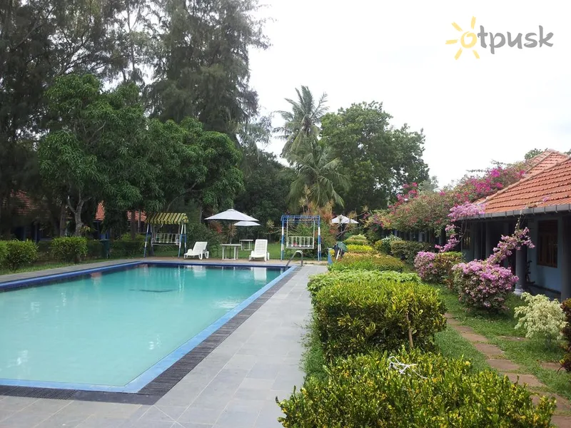Фото отеля New TriStar Beach Hotel 2* Аругам-Бей Шрі Ланка екстер'єр та басейни