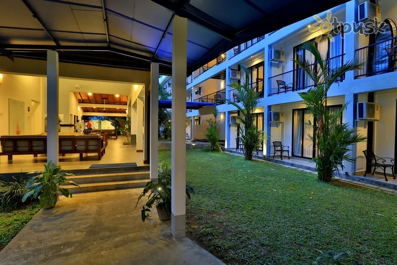 Фото отеля The Blue Wave Hotel 3* Аругам-Бей Шрі Ланка екстер'єр та басейни