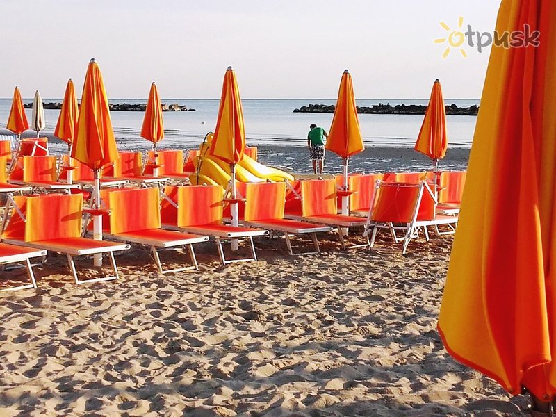 Фото отеля Majestic Hotel 3* Пезаро Италия пляж