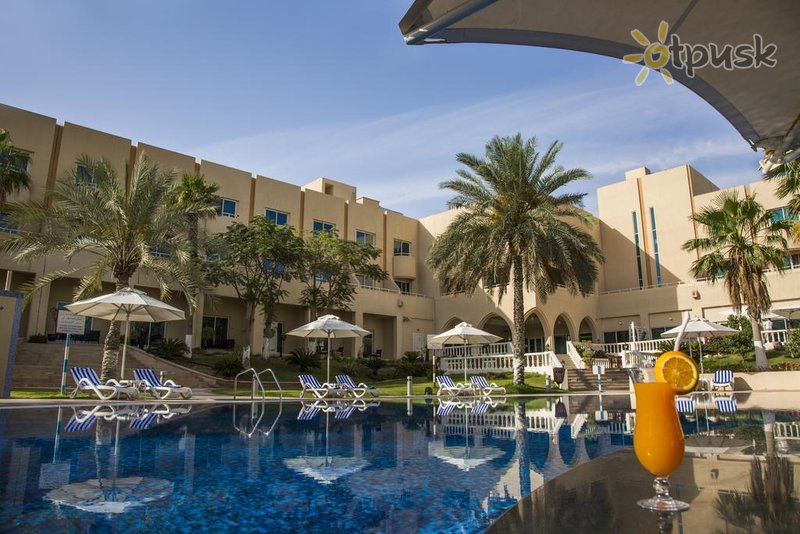 Фото отеля Mafraq Hotel Abu Dhabi 4* Абу Даби ОАЭ экстерьер и бассейны