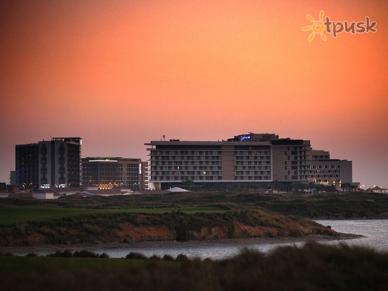 Фото отеля Radisson Blu Hotel Yas Island 4* Абу Даби ОАЭ экстерьер и бассейны