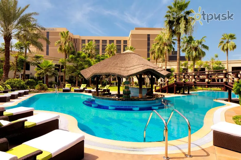 Фото отеля Le Meridien Dubai Hotel & Conference Centre 5* Dubajus JAE išorė ir baseinai