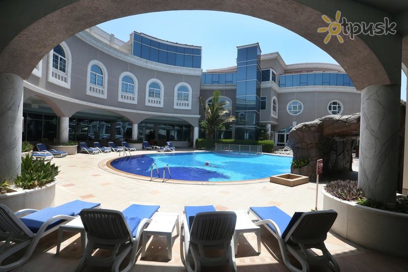 Фото отеля Sharjah Premiere Hotel & Resort 3* Шарджа ОАЭ экстерьер и бассейны