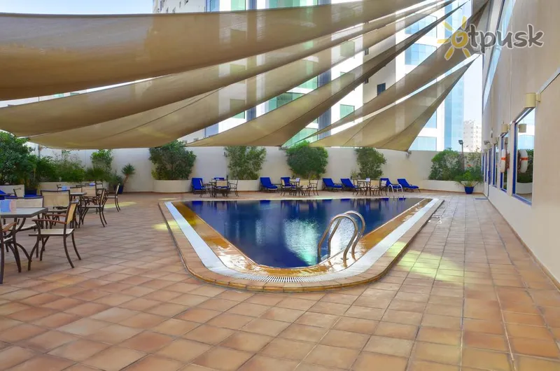 Фото отеля Swiss-Belhotel Sharjah 4* Шарджа ОАЭ экстерьер и бассейны