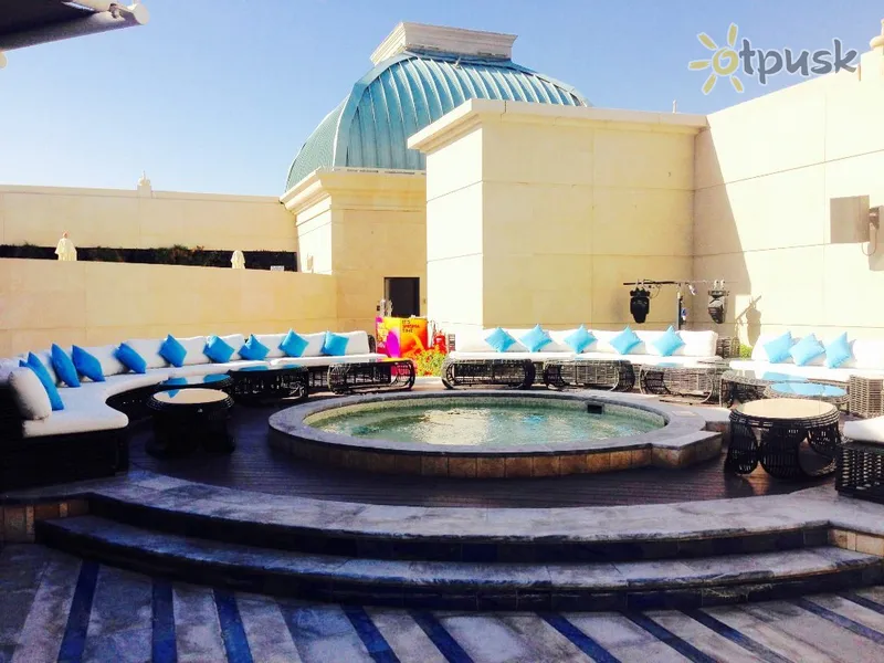 Фото отеля V Hotel Dubai Curio Collection by Hilton 5* Dubajus JAE išorė ir baseinai
