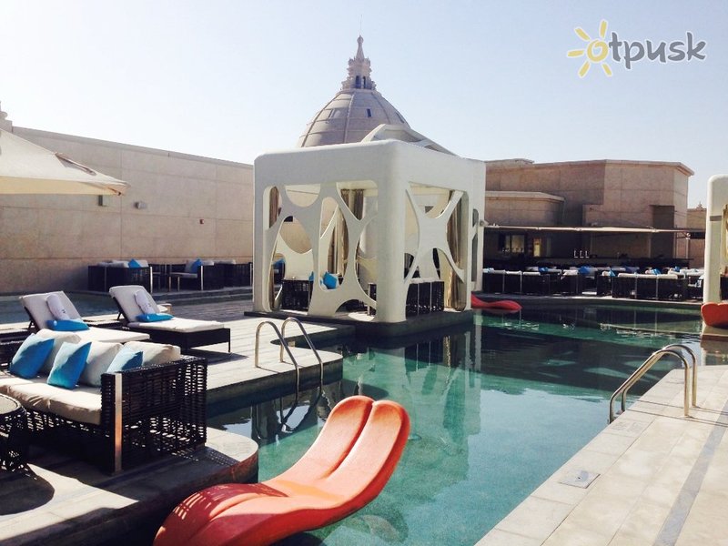 Фото отеля V Hotel Dubai Curio Collection by Hilton 5* Дубай ОАЭ экстерьер и бассейны