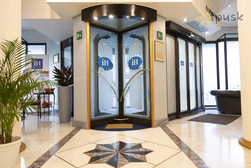 Фото отеля iH Hotels Milano Bocconi 4* Milanas Italija fojė ir interjeras