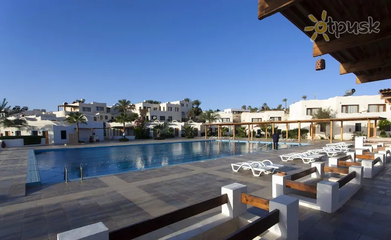 Фото отеля Sharm Club Beach Resort 4* Шарм эль Шейх Египет экстерьер и бассейны