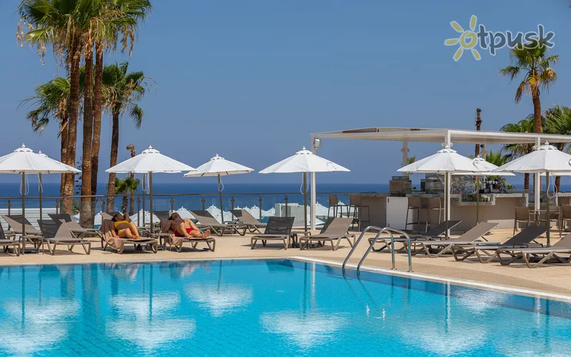 Фото отеля Leonardo Crystal Cove Hotel & Spa by the Sea 4* Protaras Kipras išorė ir baseinai