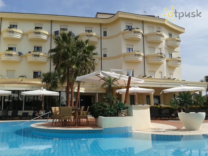 Фото отеля Sunshine Club Hotel & SPA 4* Kalabrija Italija išorė ir baseinai