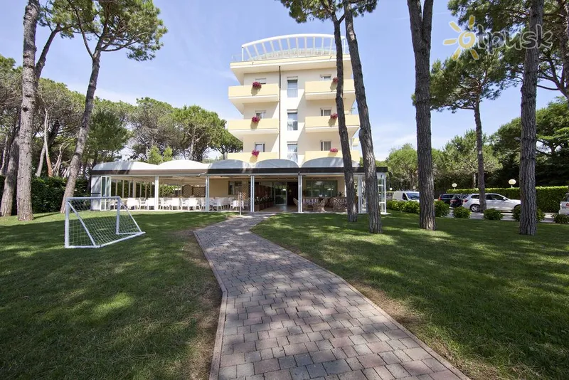 Фото отеля La Pineta Aparthotel 4* Lido di Jesolo Italija išorė ir baseinai