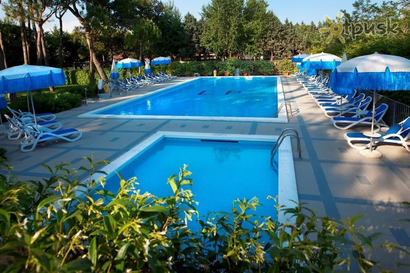 Фото отеля La Pineta Aparthotel 4* Lido di Jesolo Italija išorė ir baseinai